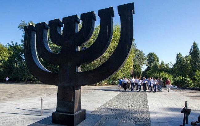 Бабий Яр и памятник Менора 