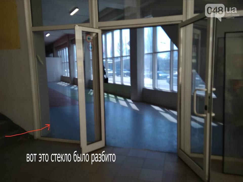 Може втратити око: в одеському супермаркеті хлопчик врізався в скляні двері (фото)