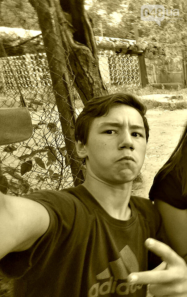 Може втратити око: в одеському супермаркеті хлопчик врізався в скляні двері (фото)