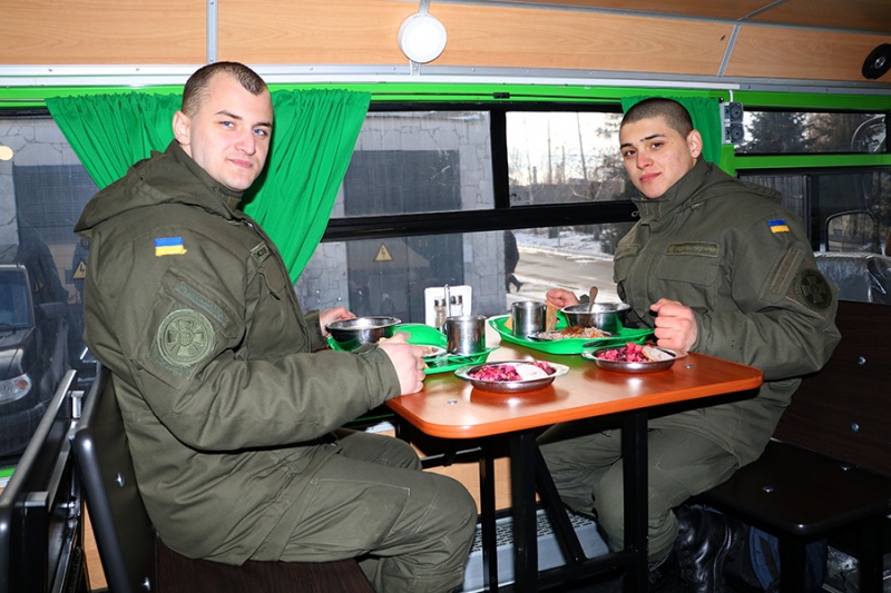 Кушать подано: бойцы Нацгвардии получили автобус-столовую