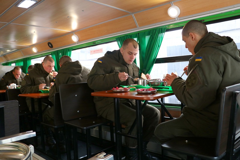 Кушать подано: бойцы Нацгвардии получили автобус-столовую