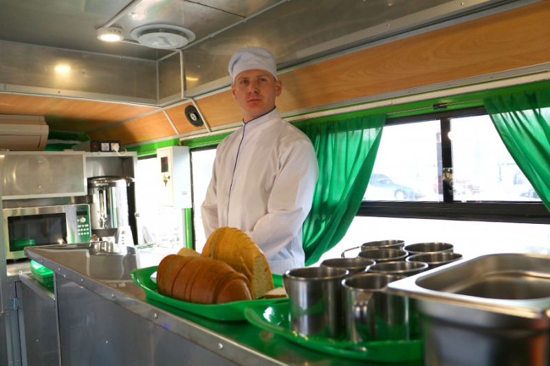 Кушать подано: бойцы Нацгвардии получили автобус-столовую