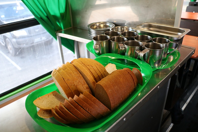 Кушать подано: бойцы Нацгвардии получили автобус-столовую