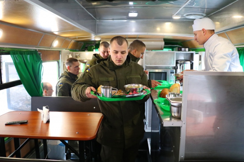Кушать подано: бойцы Нацгвардии получили автобус-столовую