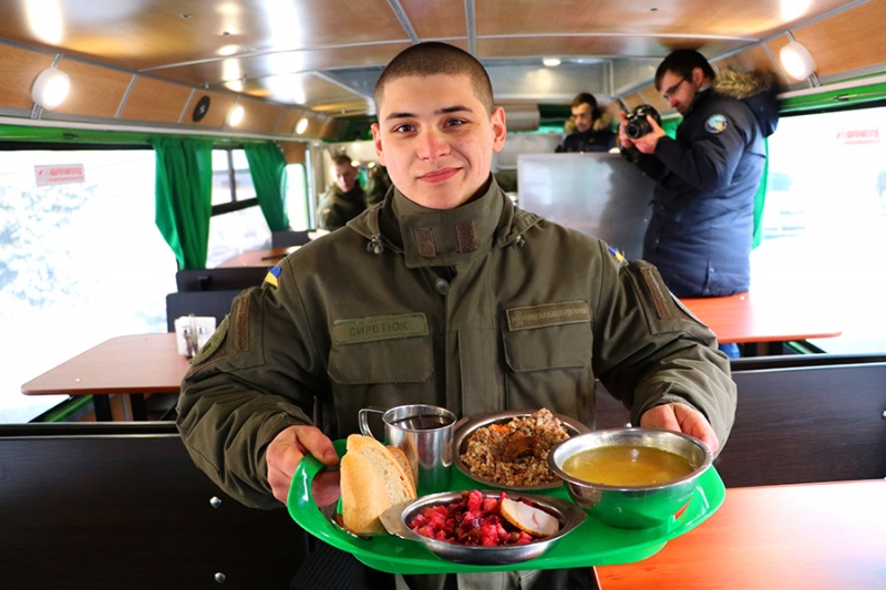 Кушать подано: бойцы Нацгвардии получили автобус-столовую