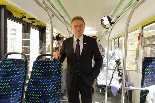 Львов получил семь новых городских автобусов "Электрон"