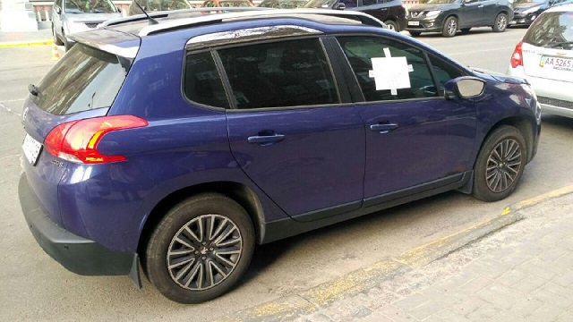 У центрі Києва залишили послання "герою паркування" (фото)