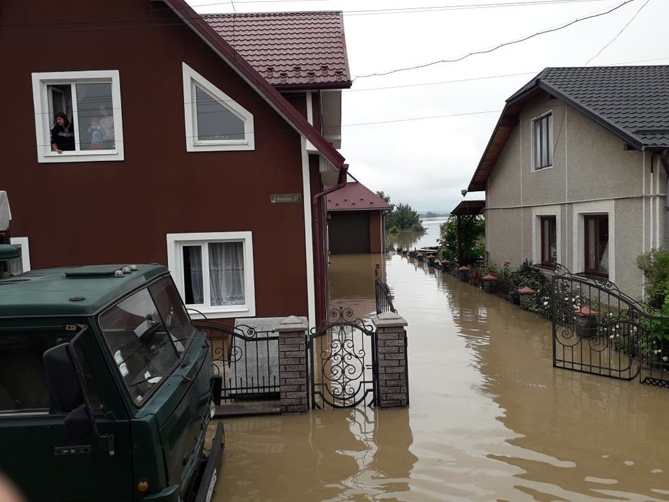 Потоп на Прикарпатті: люди не можуть вийти навіть за хлібом (фото)