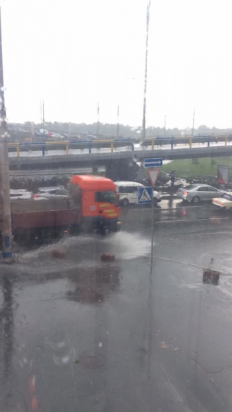 Утонули автомобили: в Киеве прошел мощный ливень (фото)