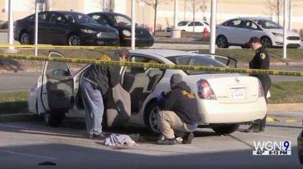 Ребенок нашел пистолет в машине и случайно выстрелил в беременную мать