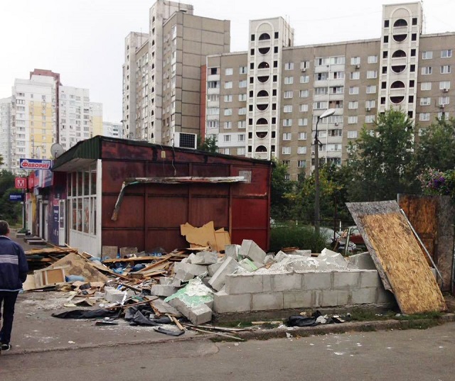 "Мечтаю о сквере": Киев избавили от двадцати нелегальных МАФов (фото)