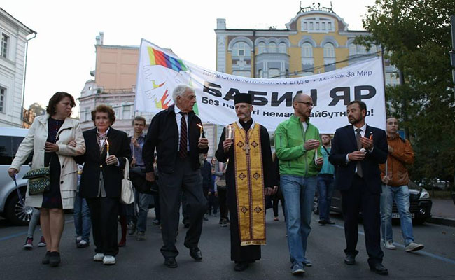 В память о жертвах Бабьего Яра: в Киеве прошло шествие со свечами