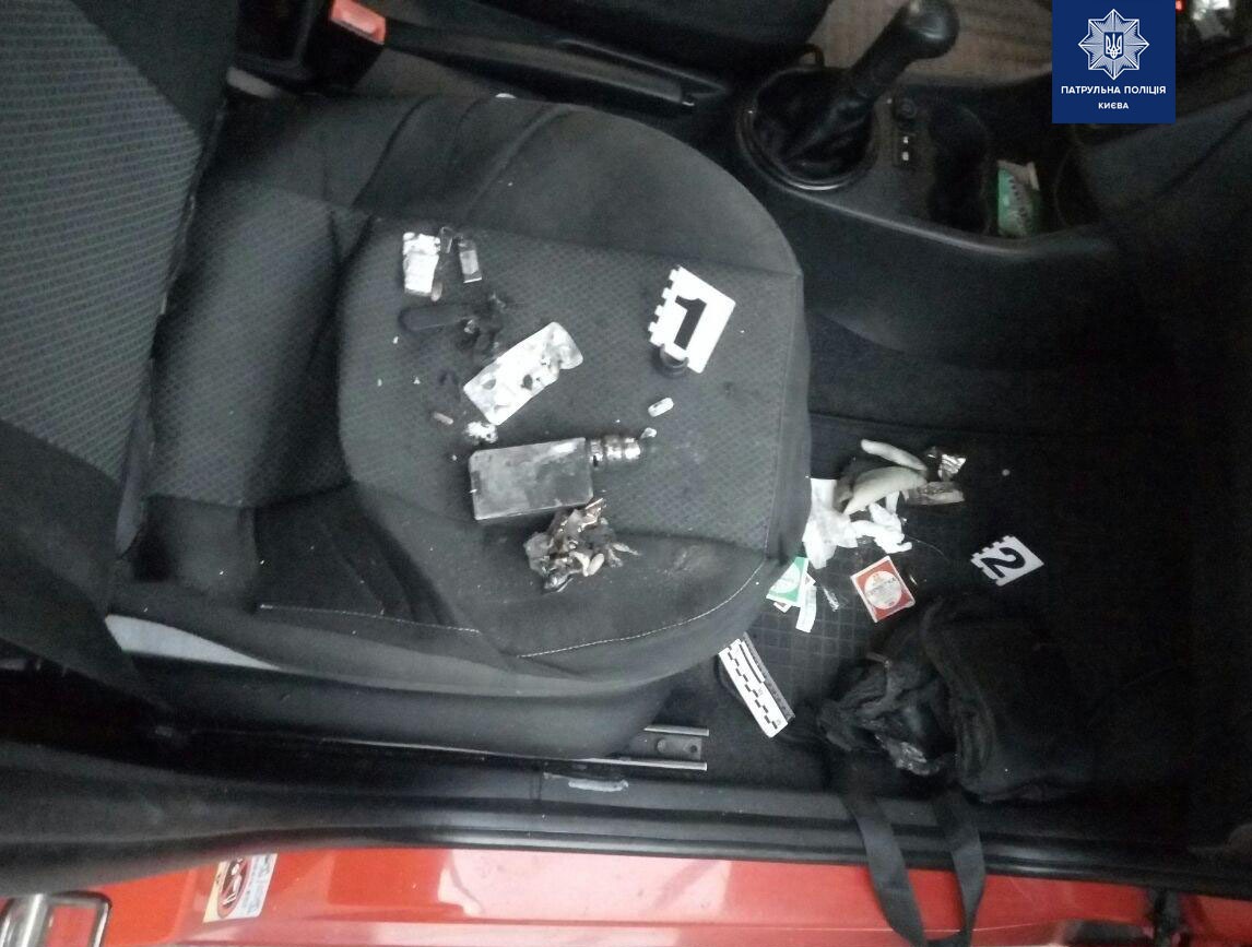 У Києві В автомобілі у чоловіка вибухнув вейп: він обпік йому пах