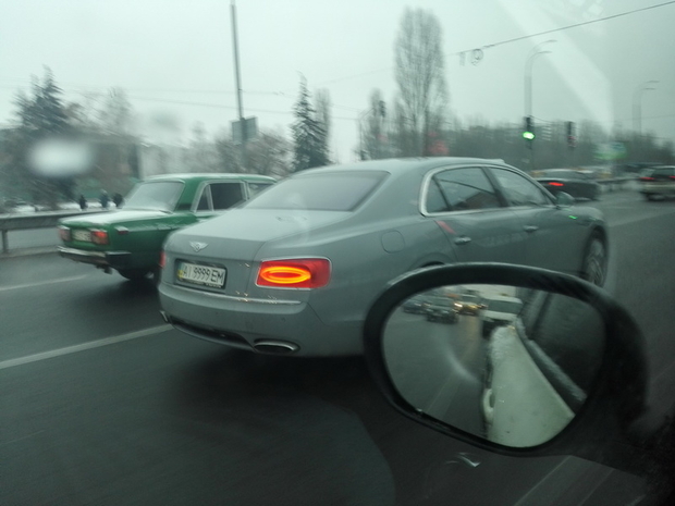 Дорого-богато: по украинским дорогам рассекает обладатель эксклюзивной Bentley Flying Spur