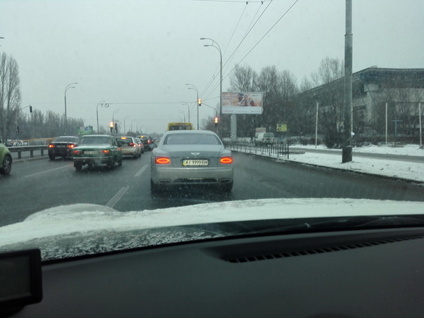 Дорого-богато: по украинским дорогам рассекает обладатель эксклюзивной Bentley Flying Spur