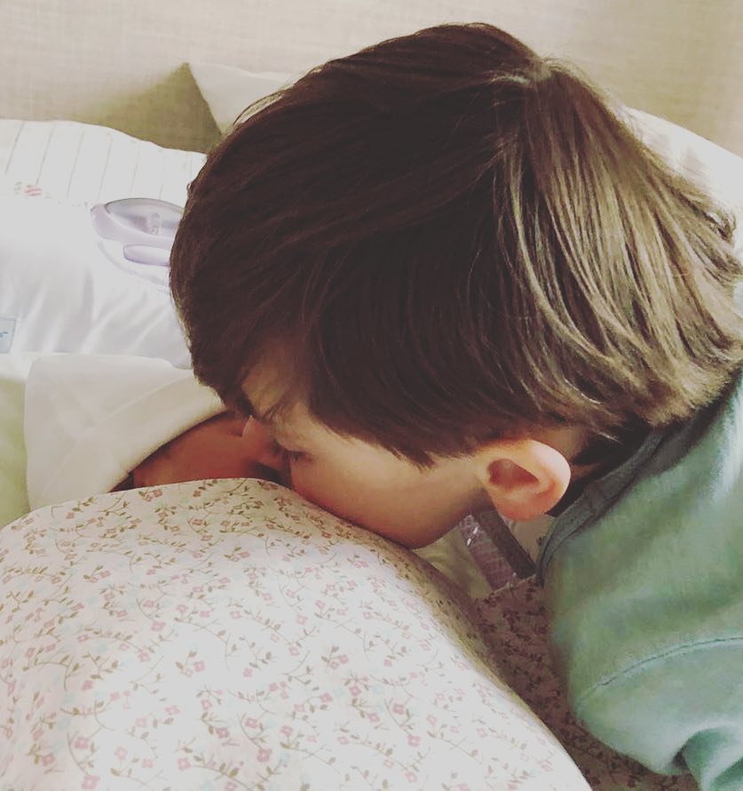 "Самый сладкий поцелуй": появилось первое фото новорожденной дочери Омеляна