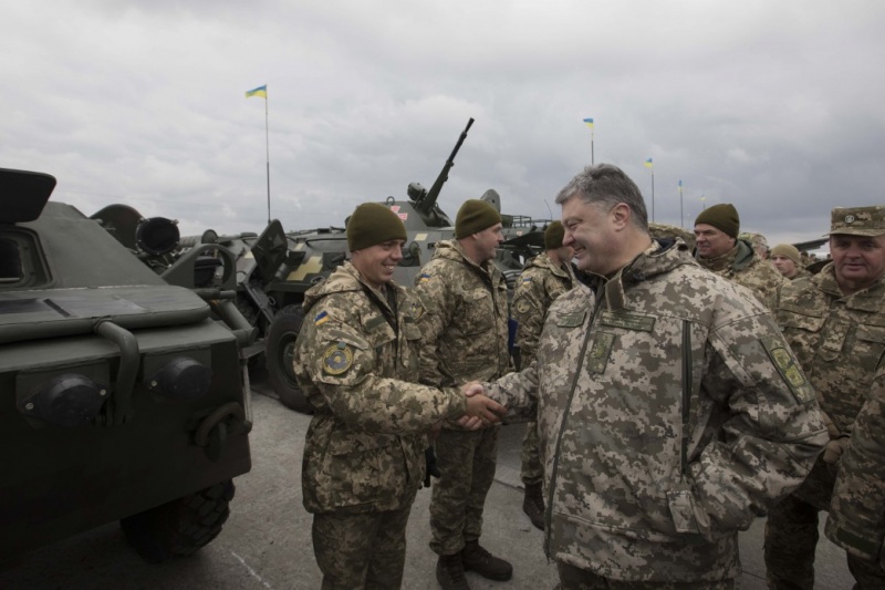 Порошенко о новой технике ВСУ: "Мощное оружие защитит Украину от агрессора"