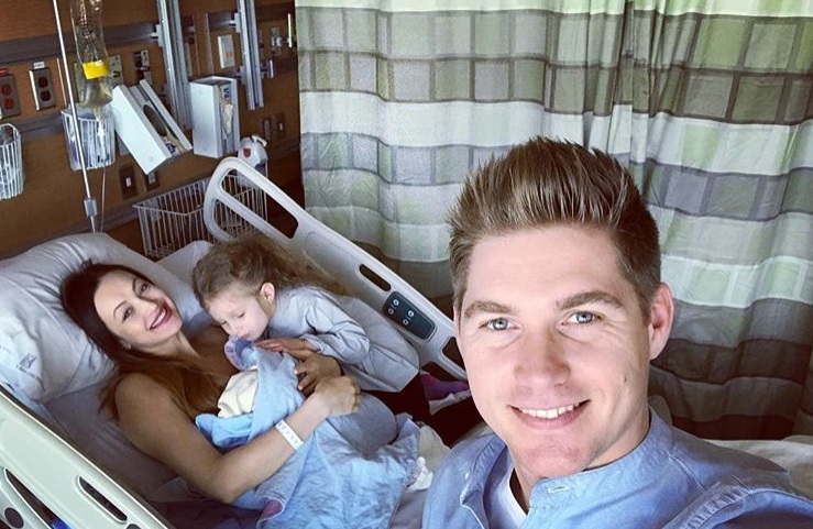 Владимир Остапчук показал, как проводит время с новорожденным сыном (видео)