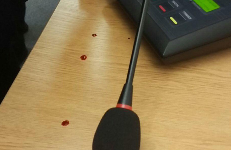 Не прибирають сніг: у Полтавській міськраді активісти побили чиновників (відео, фото)