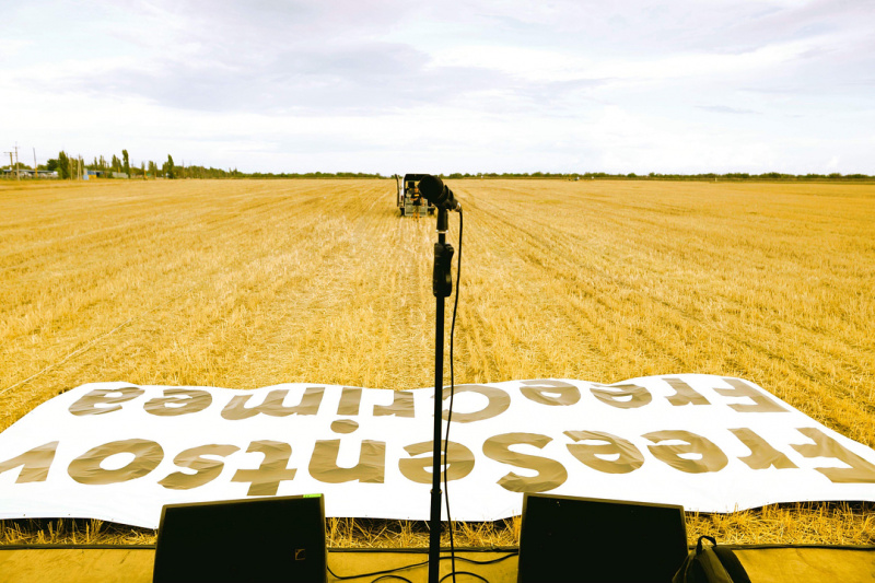 "Наш с тобой рок-н-рольный фронт": Бумбокс провели акцию на границе с Крымом (фото, видео)