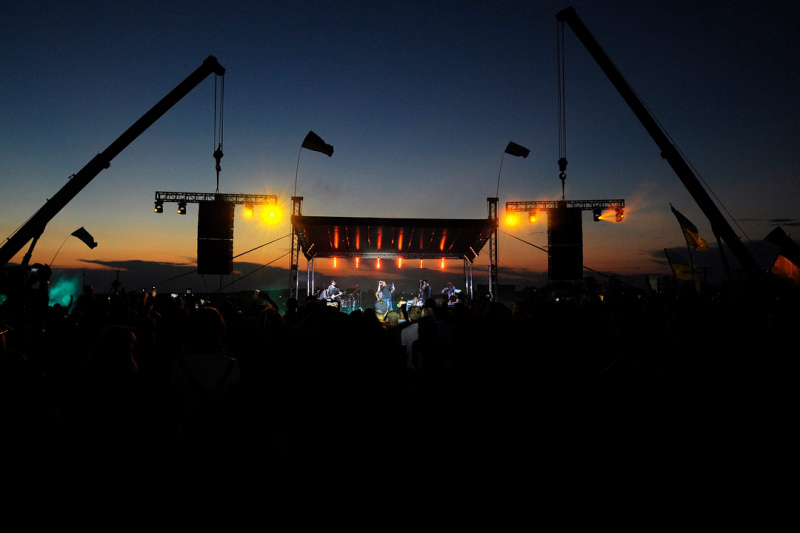 "Наш с тобой рок-н-рольный фронт": Бумбокс провели акцию на границе с Крымом (фото, видео)