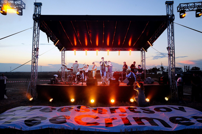 "Наш с тобой рок-н-рольный фронт": Бумбокс провели акцию на границе с Крымом (фото, видео)