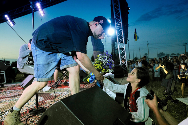 "Наш с тобой рок-н-рольный фронт": Бумбокс провели акцию на границе с Крымом (фото, видео)