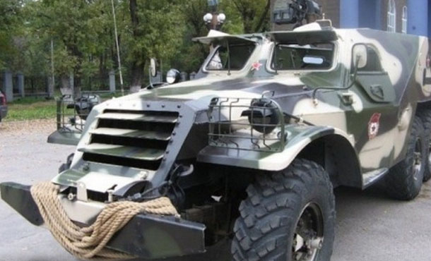 В роддом, как на передовую: молодой отец в Запорожье приехал за сыном на боевой машине