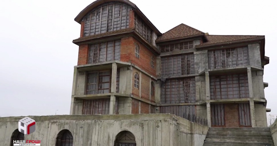 Три земельных участка и Maserati: у тещи главного полицейского завхоза нашли элитное имущество