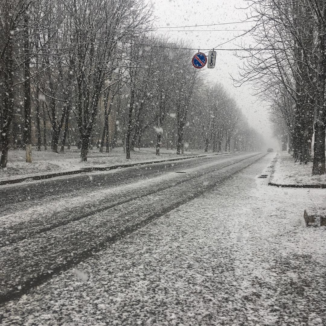 Знову зима? У мережі показали, як Україну замітає березневим снігом (фото, відео)
