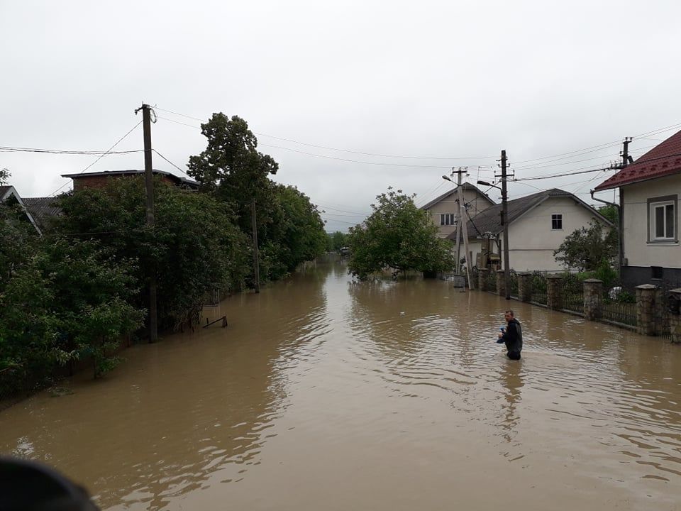 Потоп на Прикарпатті: люди не можуть вийти навіть за хлібом (фото)