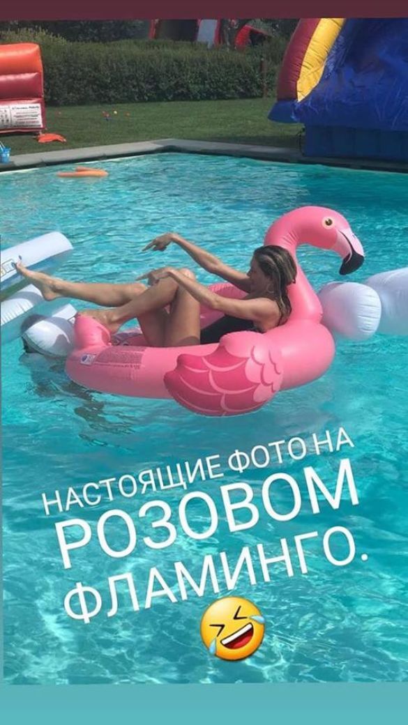 На розовом фламинго: Вера Брежнева показала, как отдыхала на выходных