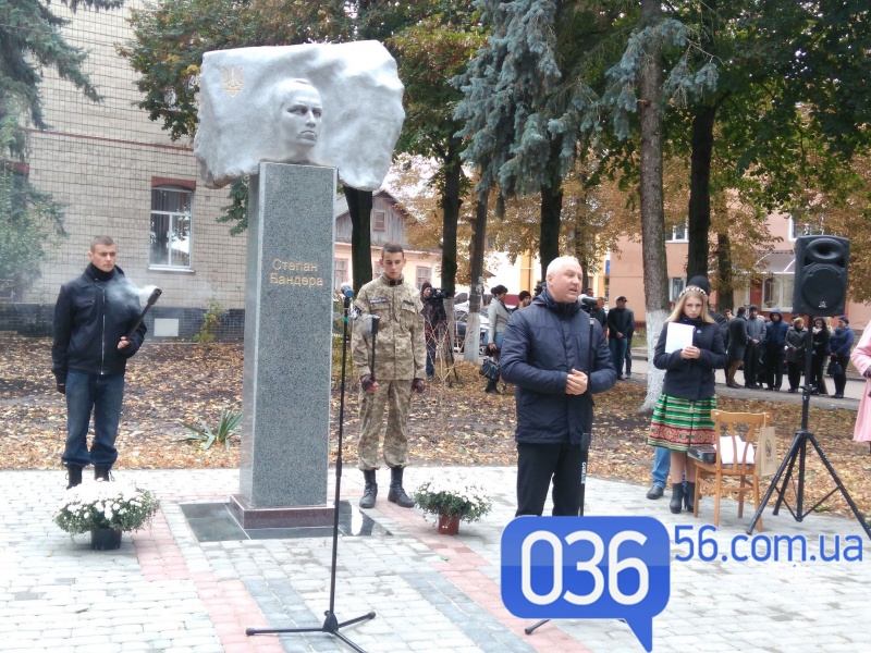 У Рівненській області встановили пам'ятник Бандері