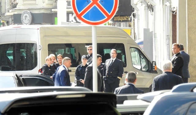 Гройсман выходит из своего нового авто