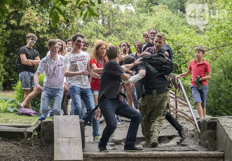 У центрі Києва пройшов страшний зомбі-парад
