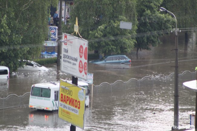 В Луцке сильный ливень парализовал движение транспорта (фото, видео)