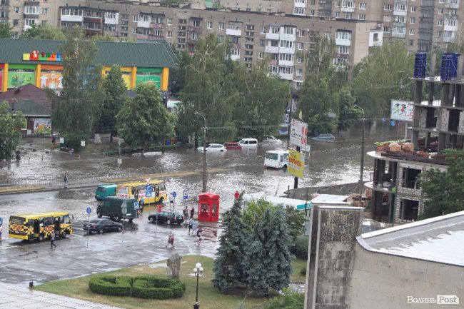 В Луцке сильный ливень парализовал движение транспорта (фото, видео)