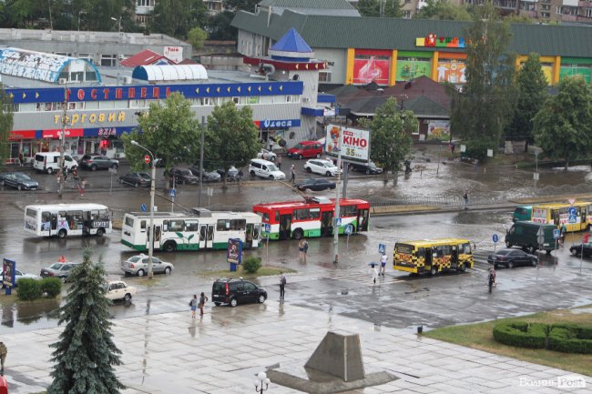 В Луцке сильный ливень парализовал движение транспорта (фото, видео)