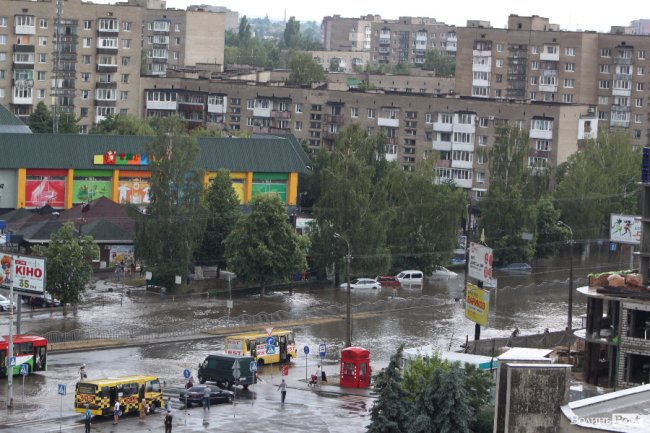 В Луцке сильный ливень парализовал движение транспорта (фото, видео)