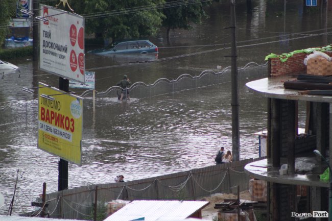 В Луцке сильный ливень парализовал движение транспорта (фото, видео)