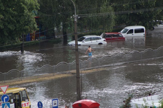 В Луцке сильный ливень парализовал движение транспорта (фото, видео)