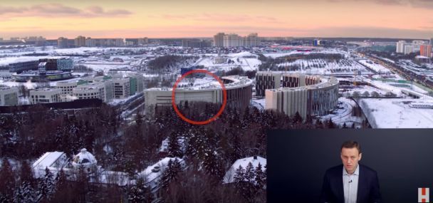 Чтобы не смотрели: под Москвой из-за дворца зама Медведева в домах замуровали окна (видео)