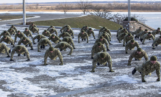 100 херсонських прикордонників синхронно віджалися на набережній "Арештантка"
