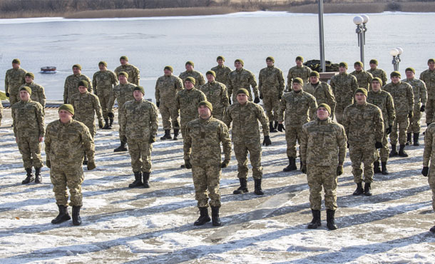 100 херсонських прикордонників синхронно віджалися на набережній "Арештантка"