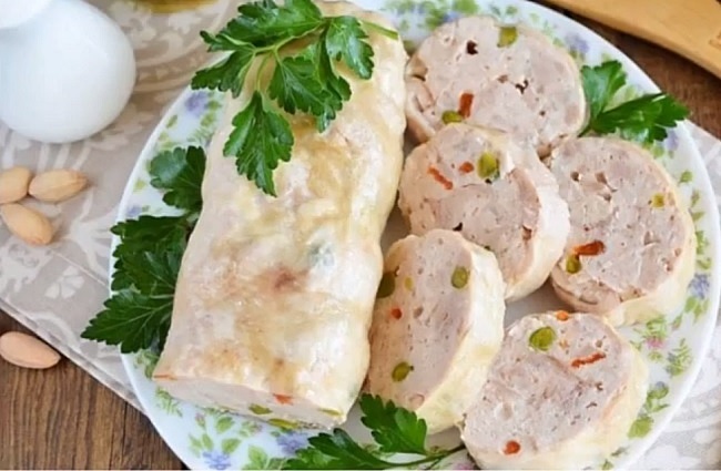 Домашняя колбаса с курицей и овощами