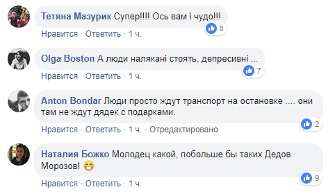В Киеве Санта на "Мустанге" раздает конфеты на остановке (видео)