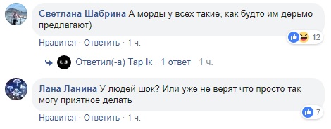 В Киеве Санта на "Мустанге" раздает конфеты на остановке (видео)