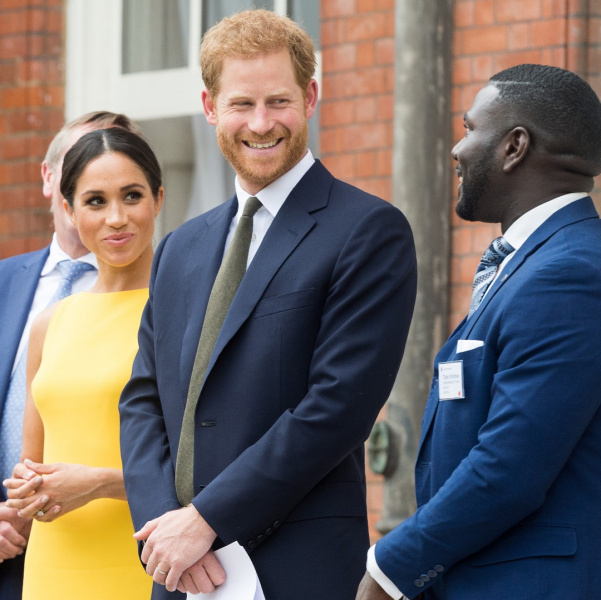 Цветущая и счастливая: Меган Маркл впервые после свадьбы показалась на публике в ярком образе