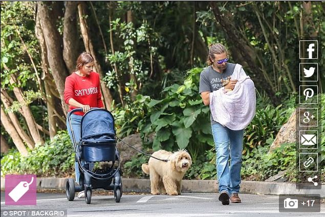 Бредлі Купера та Ірину Шейк спіймали на прогулянці з новонародженою