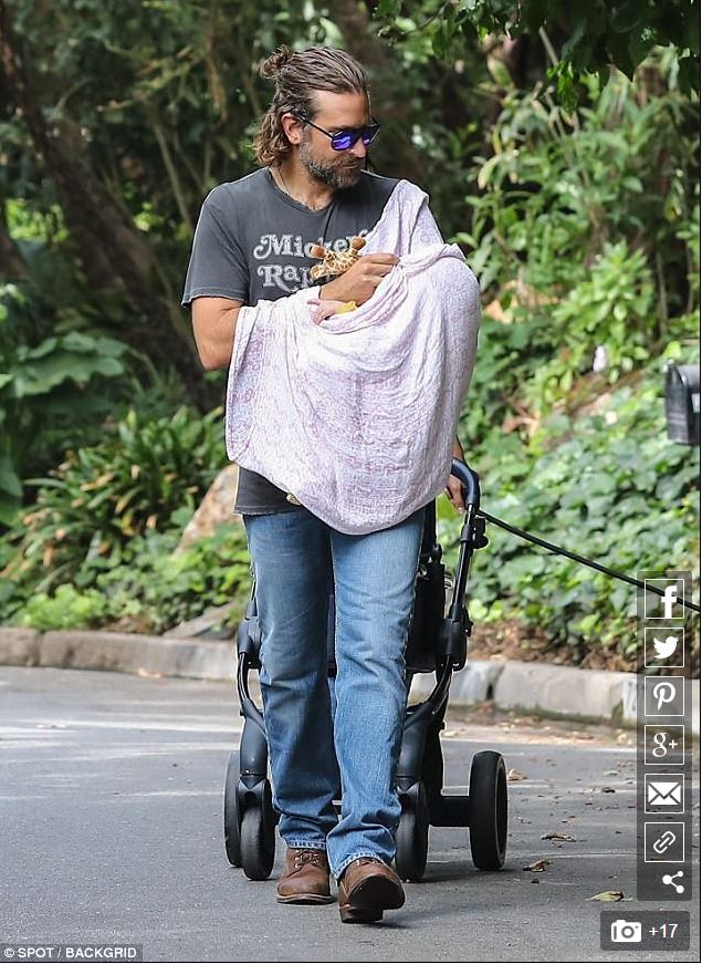 Бредлі Купера та Ірину Шейк спіймали на прогулянці з новонародженою